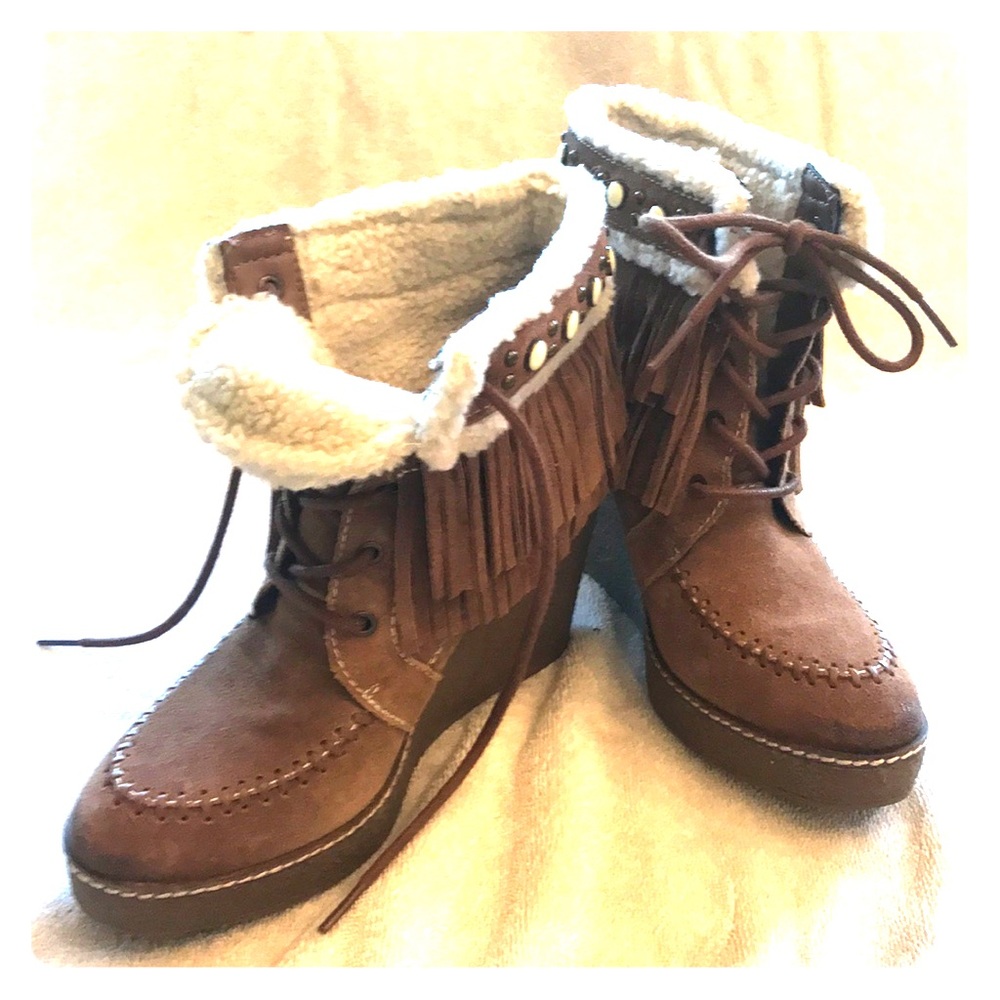 Tan wedge booties w/ fringe and embellishments 8